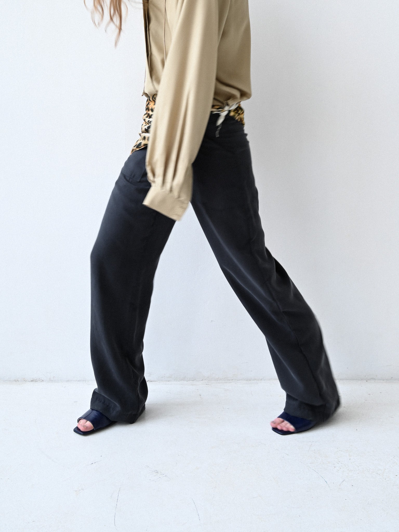 Item 26-0012 / Noa Trousers III (Dark Grey)